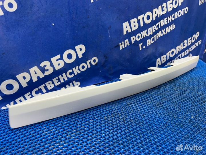 Накладка крышки багажника Toyota Auris хэтчбек 1ZR