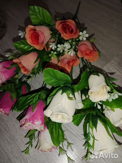 Искусственные цветы на кладбище