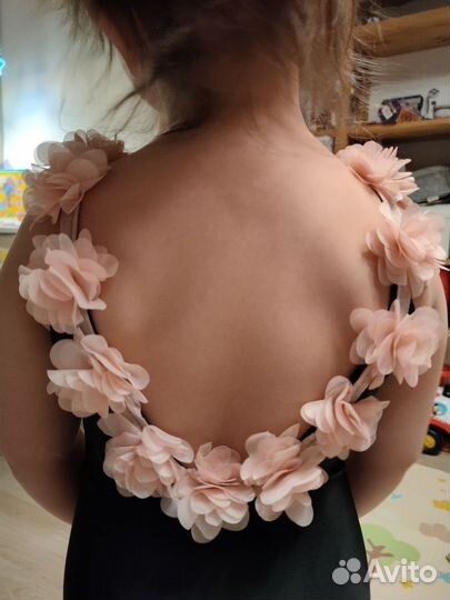 Купальник слитный с цветами для девочки