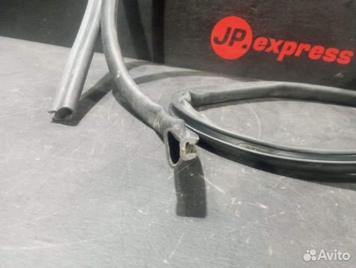 Уплотнитель капота Bmw 5 F11 N52B25AF 2010