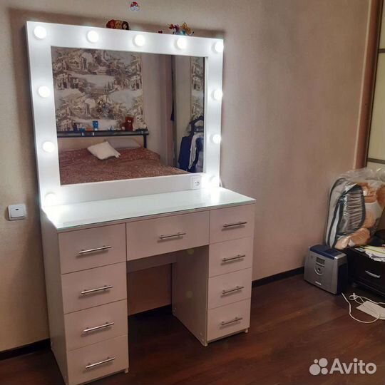 Макияжный столик с лампочками