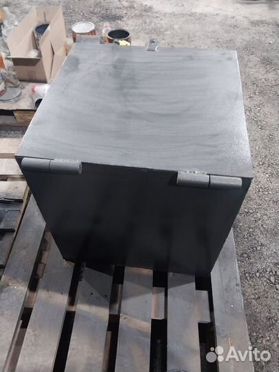 Ящик металлический с ушками для навесного замка