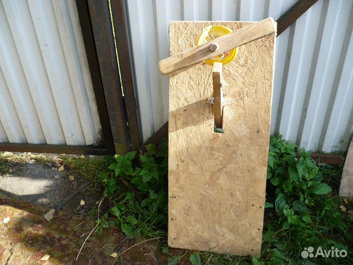 Доска с колёсиками и рулём для катания с горы