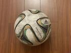 Футбольный мяч adidas brazuca 2014 года