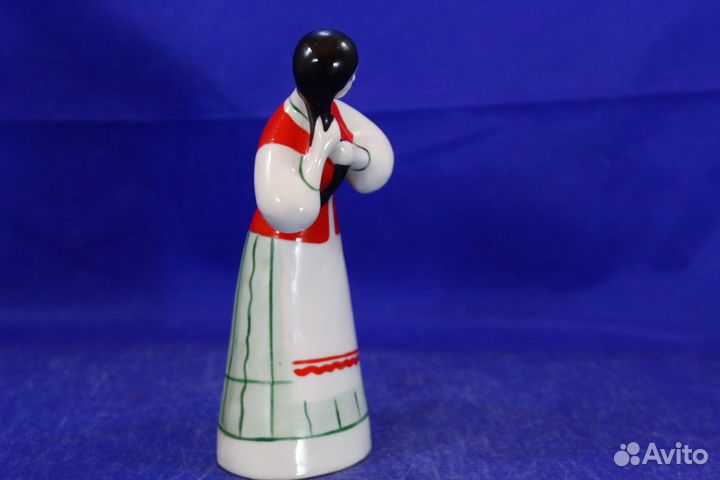 Статуэтка фарфоровая Девушка с гребешком расчесыва