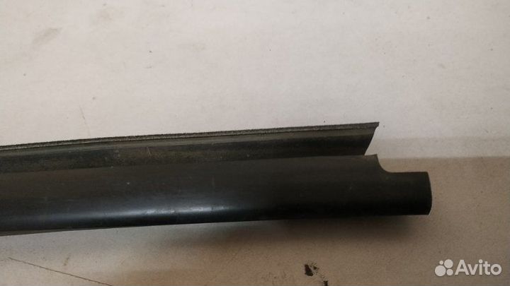 Уплотнитель стекла двери задний левый Renault