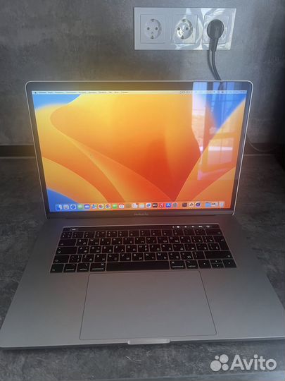 Macbook pro 15 2018 i7 16gb 256gb