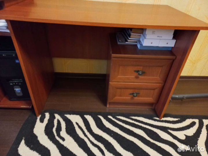 Письменный стол+тумбочка в идеальном состоянии