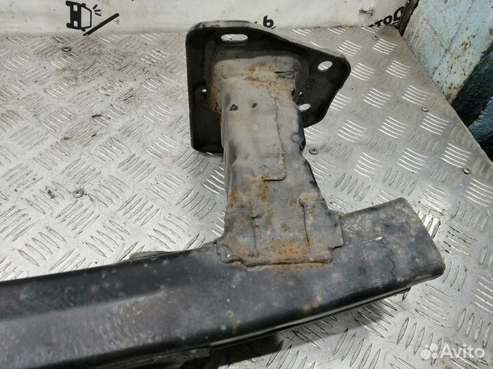 Усилитель переднего бампера верхний Nissan Tiida