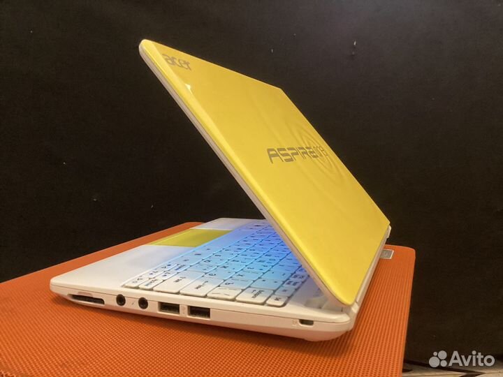 Ноутбук в желто-белом корпусе