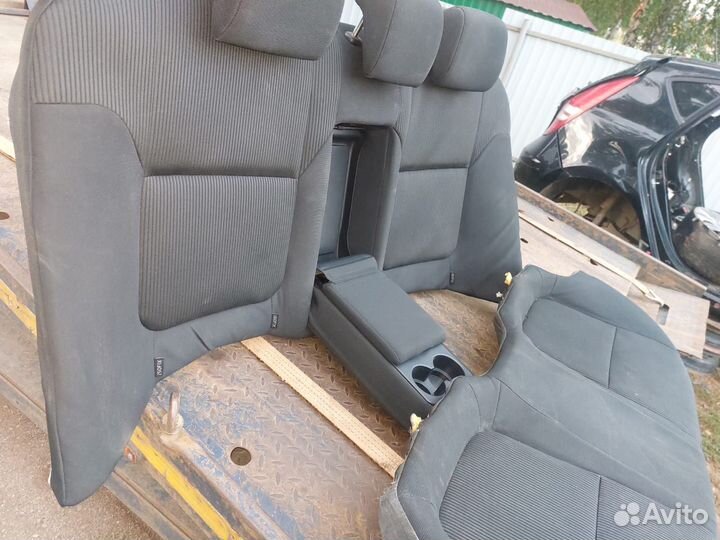 Заднее сиденье с подлокотником almera classic