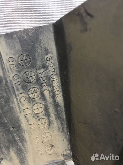 Брызговик передний левый Mitsubishi Pajero Sport I