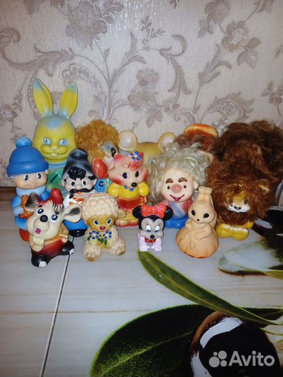 Игрушки СССР: девочка-красная шапочка и попугай