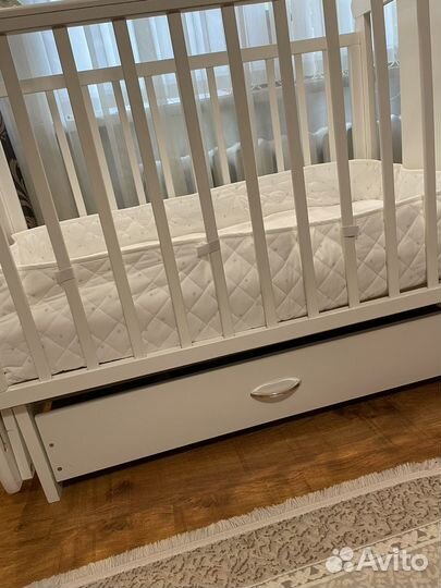 Детская кроватка с маятником