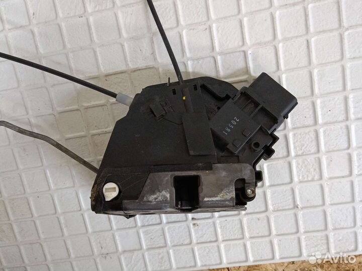 Замок двери задний левый Mazda 3 bk