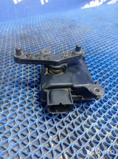 Моторчик заслонок отопителя Audi A6C5 седан 2000