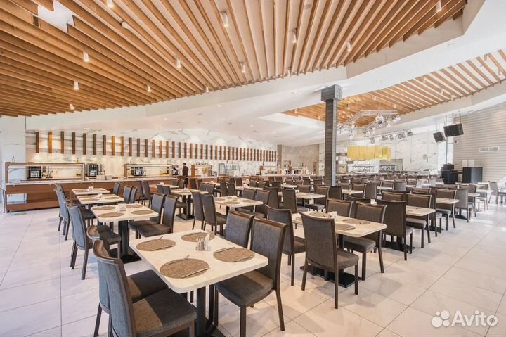 Официант в Les Art Resort