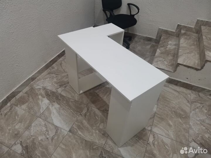 Письменный стол угловой белый