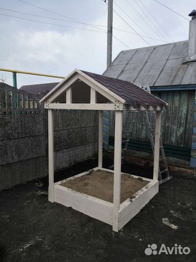 Песочница с крышей