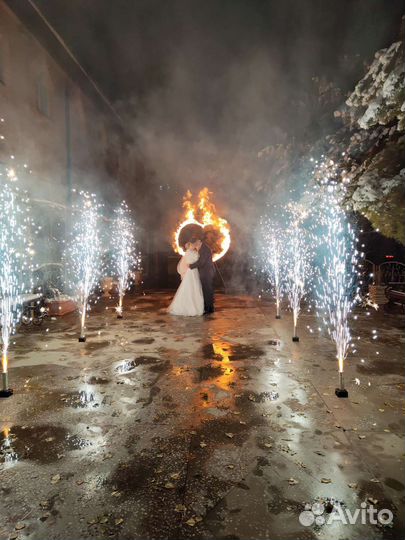 Тяжелый дым, холодные фонтаны, лазерное шоу, конфе