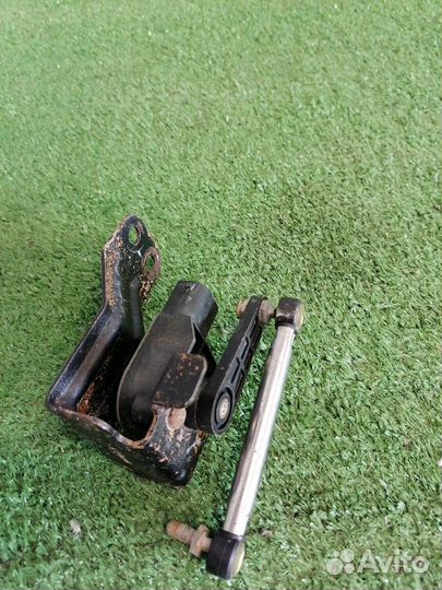 Датчик высоты подъема задний правый Hyundai Equus