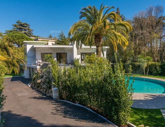 Коттедж 266 м² на участке 9 сот.