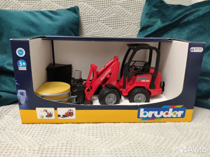 Трактор погрузчик с рулоном новый Bruder