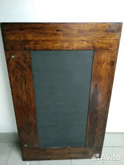 Дизайнерское зеркало из палисандра с чеканкой