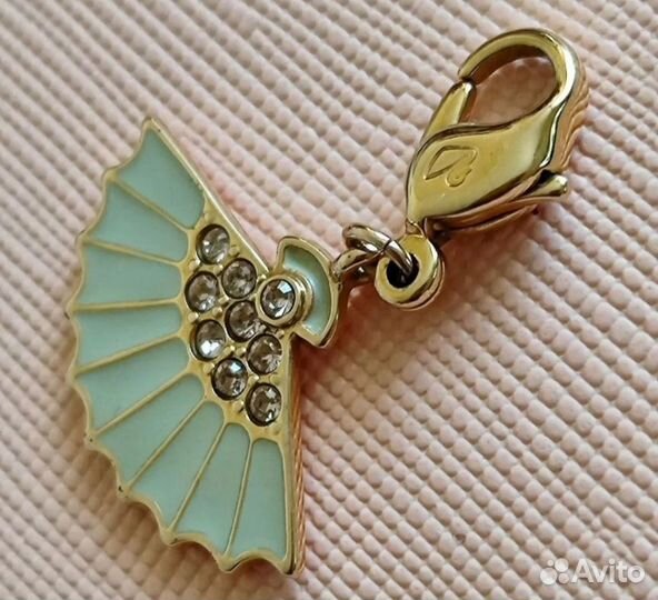 Золотистый кулон 