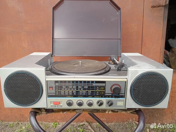 Проигрыватель виниловых пластинок