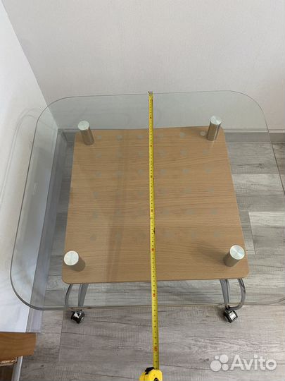 Стеклянный журнальный строик на колёсиках