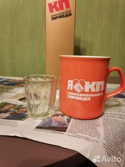 Кружка и бутылка с логотипом кп. Сувенир