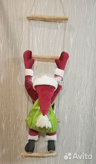 Дед мороз на лестнице