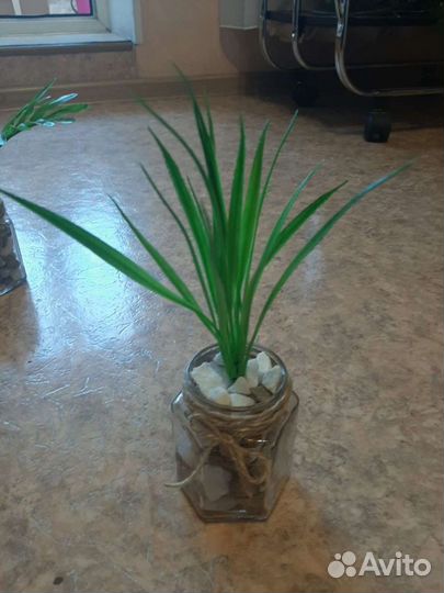 Искусственные цветы в горшках