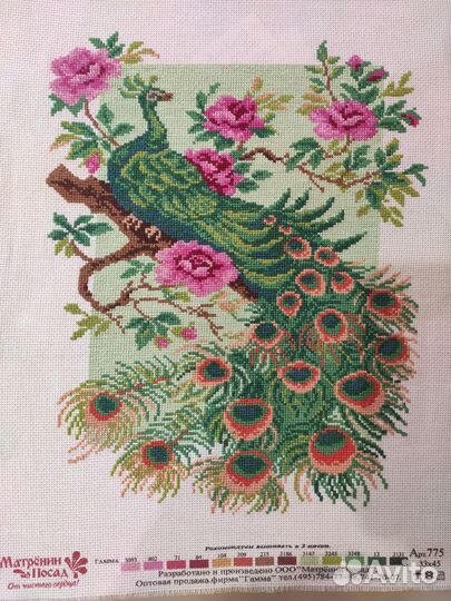 Готовая вышивка крестом Павлины