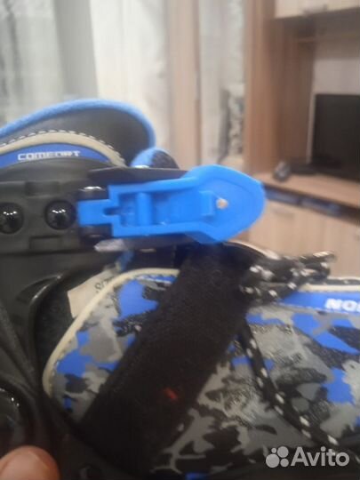 Продам новые коньки защита на лезвия и сумку