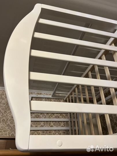 Детская кроватка с маятником