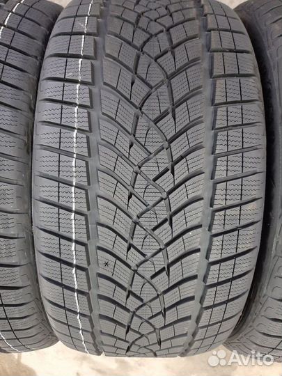 Goodyear UltraGrip Performance+ SUV 295/35 R21 107V