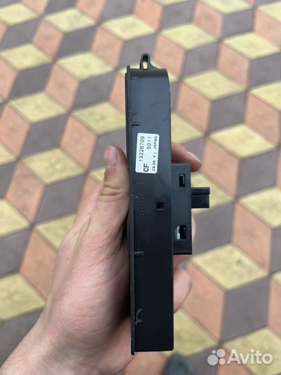 Кнопка стеклоподъемника передняя Opel Astra H