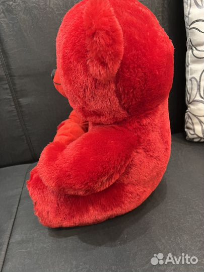 Плюшевый медведь красного цвета