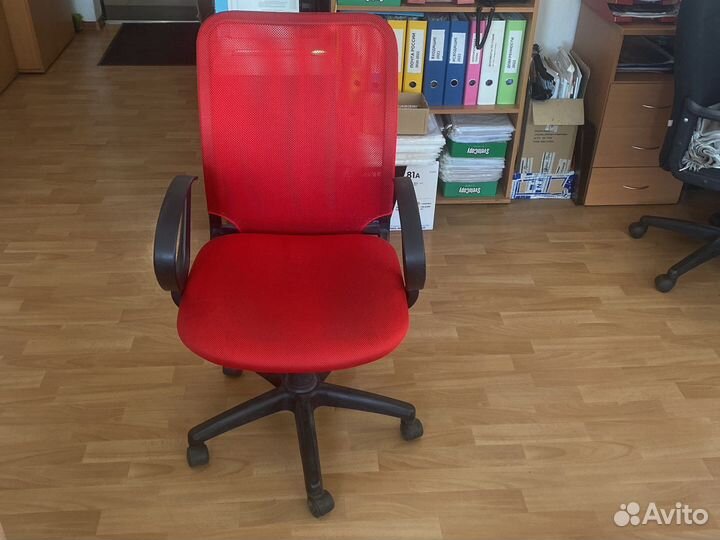 Стул кресло офисный на колесах