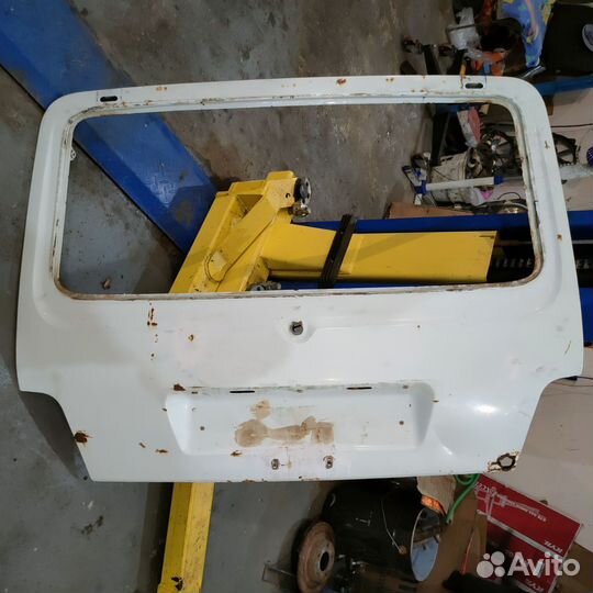 Задняя крышка багажника niva