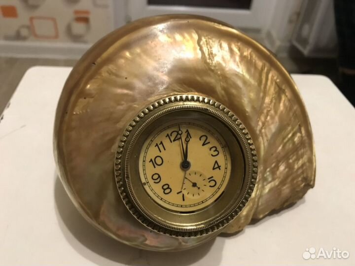 Часы-будильник в ракушке