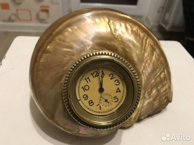 Часы-будильник в ракушке