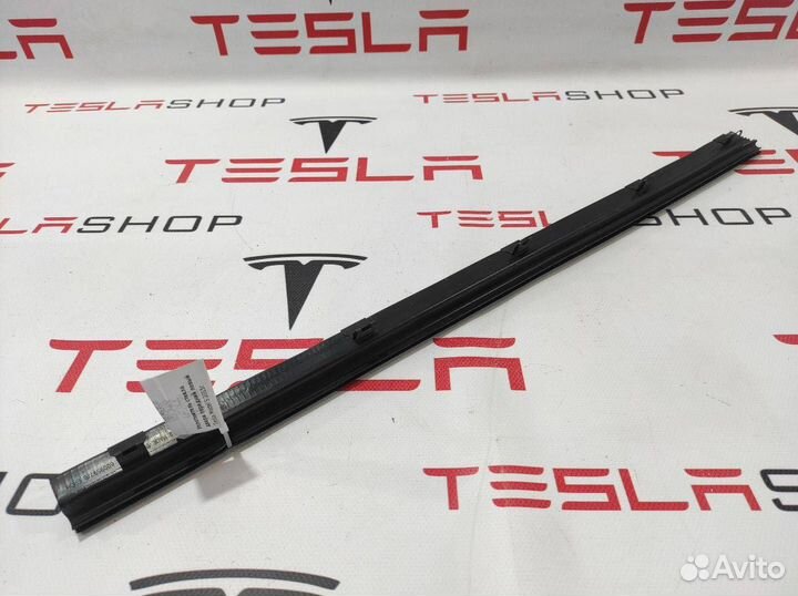 Уплотнитель стекла двери передний правый Tesla