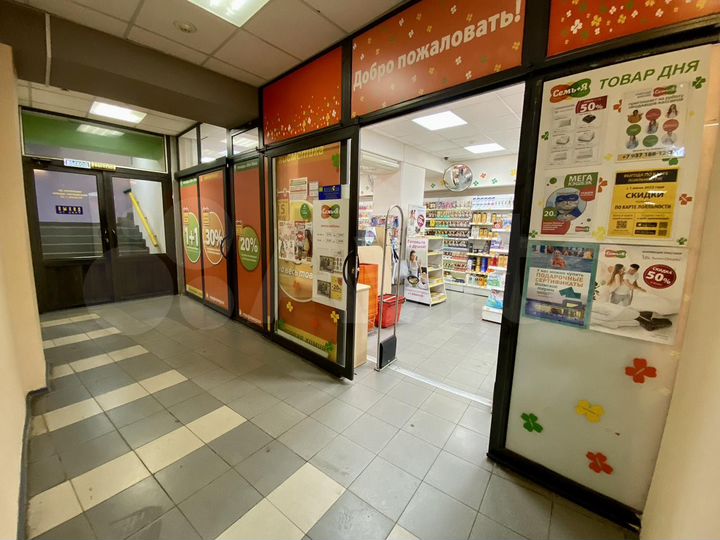 Помещение из двух залов, с высокими потолками