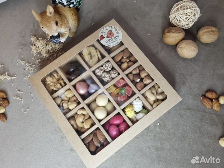 Подарочный набор с орешками, мёдом, сухофрутами