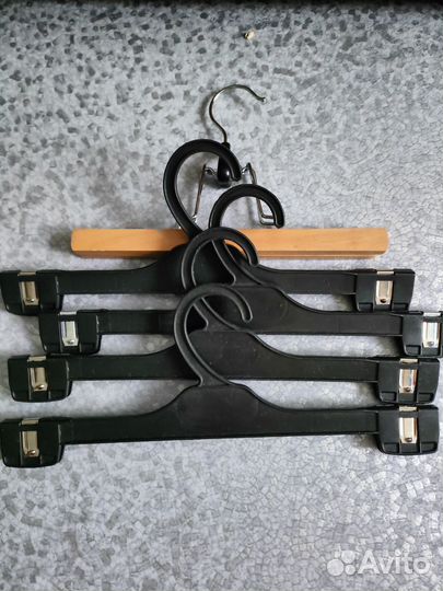 Вешалки плечики(деревянные и пластиковые)