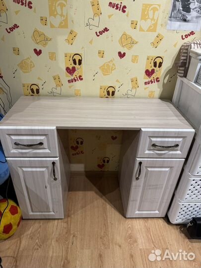 Туалетный столик с зеркалом