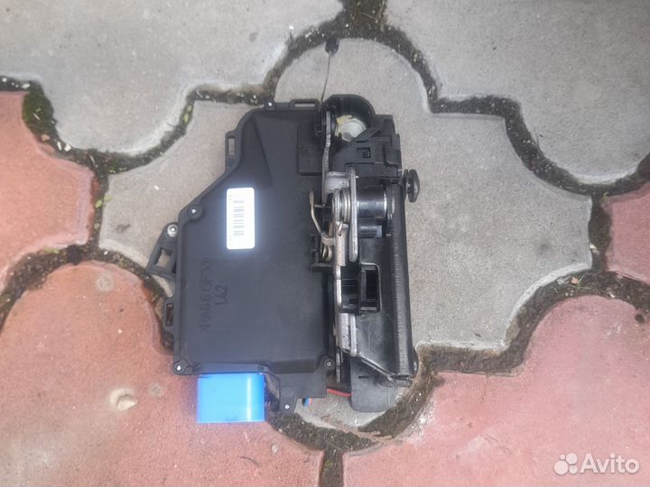 Замок двери передний левый Volkswagen Tоuran I